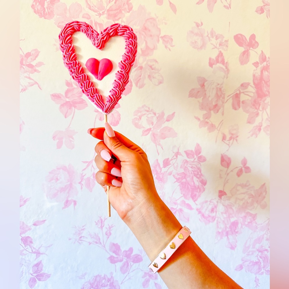 Heart bangle in pink